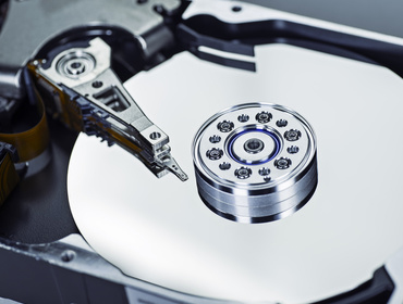 für Festplattenreparatur geöffnete Festplatte