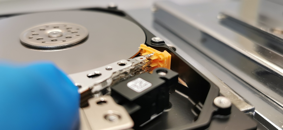 Datenrettung offene Festplatte mit defekter Schreib-/Leseeinheit